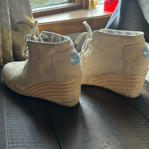TOMS Natural Burlap Desert Espadrille Wedge Bootie, size 8 - Picture 4 of 7